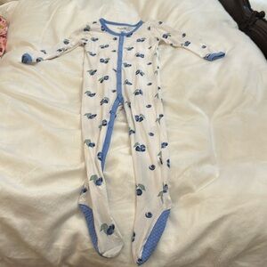 Kyte Baby snap footie pajama.  Like new no stains.